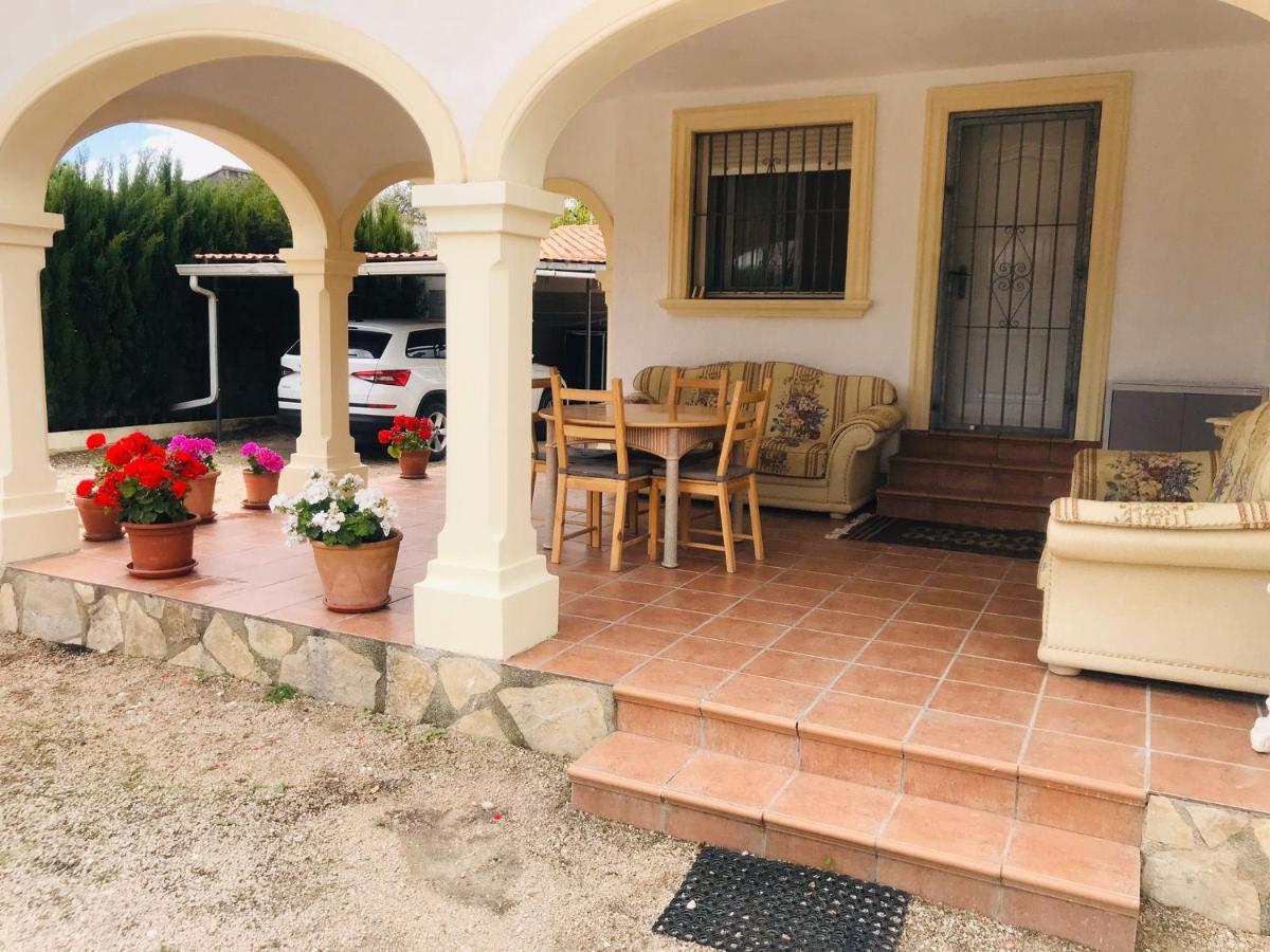 The House Guest House Les Deveses Exterior foto